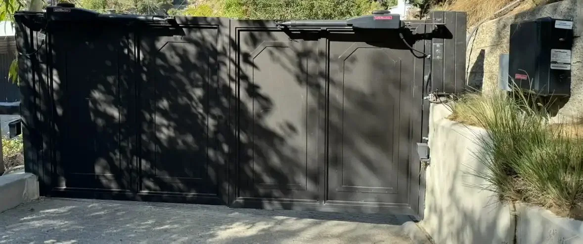 Automated double swing driveway gate